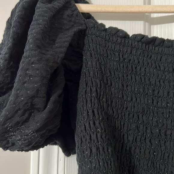 Black crop top. - Picture 2 of 4